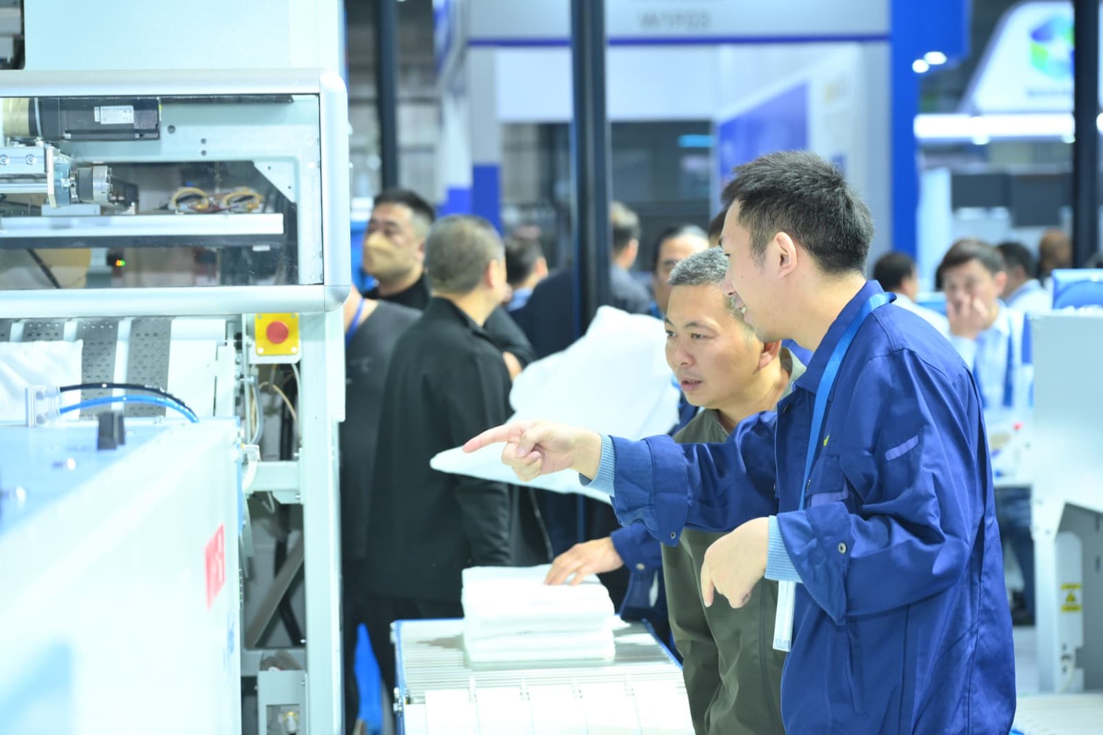 Посетители в проходах выставки Texcare Asia 2026 в Шанхае