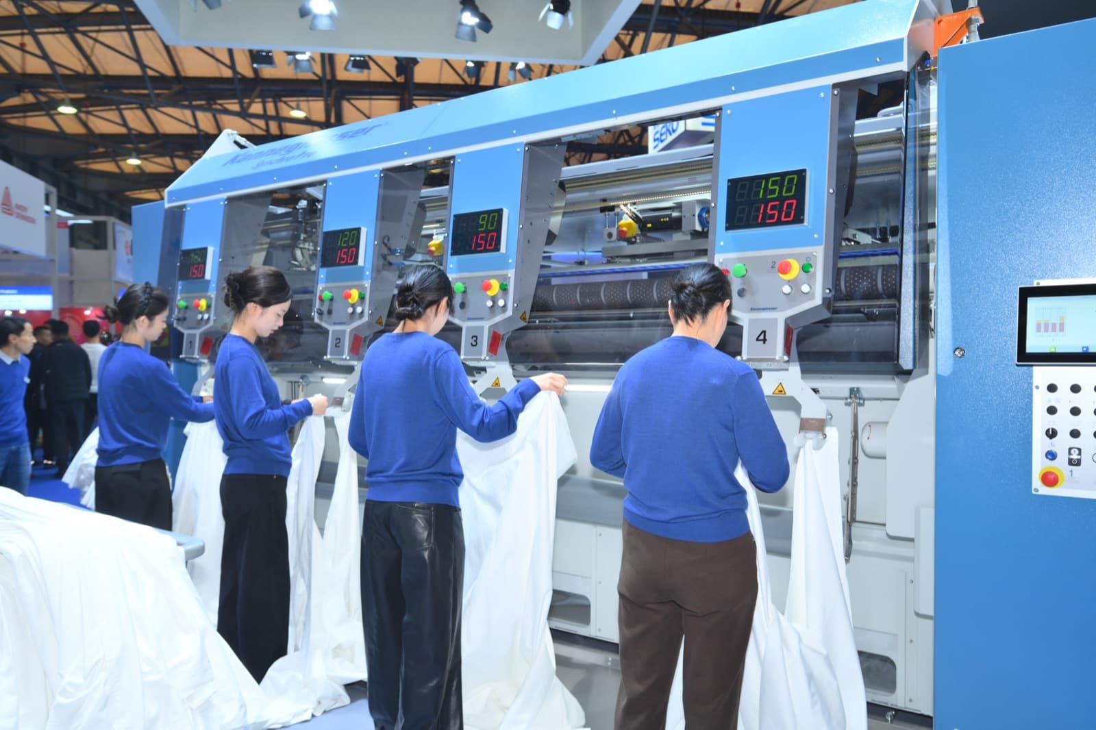 Стенд с цифровыми экранами на Laundry Expo 2026