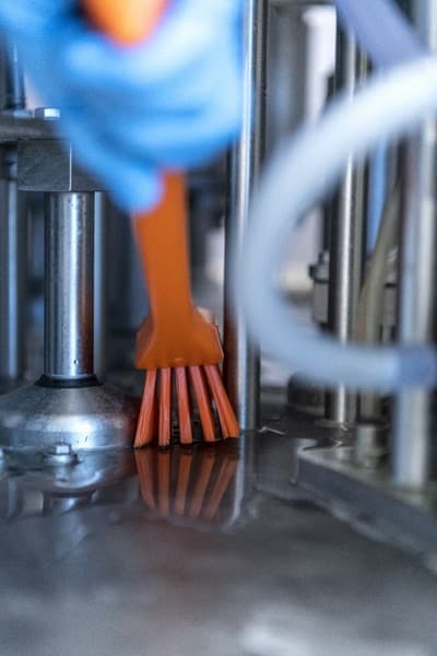 Узкая чистящая щетка с длинной ручкой, 420 мм, жесткий ворс - миниатюра 4