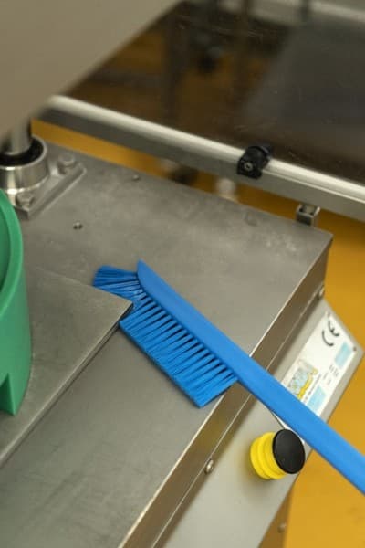 Особо узкая чистящая щетка с длинной ручкой, 600 мм, средний ворс - миниатюра 4